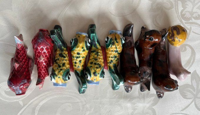 Ensemble de 10 porte-couteaux en barbotine, Vintage