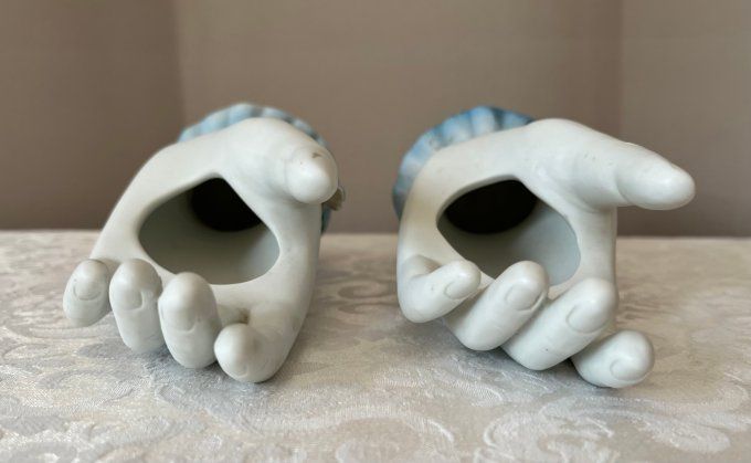 Ensemble de 2 Mains baguiers / petits vases en biscuit, Vintage