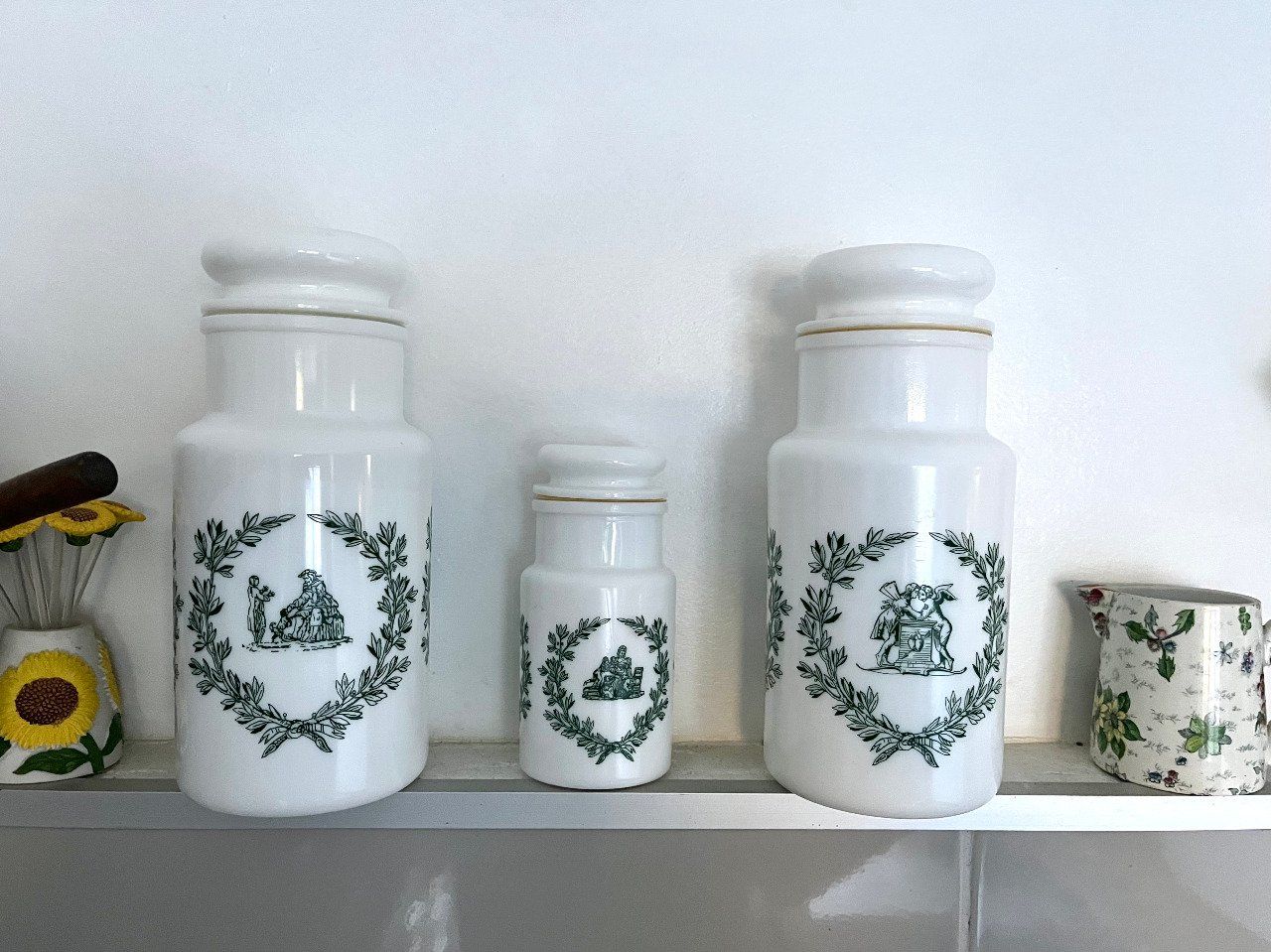 Ensemble de 3 bocaux de type apothicaire en verre d'opale blanc, Vintage, 2 grands et 1 petit 