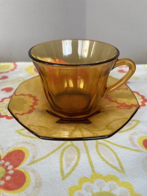 Ensemble de tasses à café et soucoupes en verre ambré Vereco, Vintage, modèle rare !