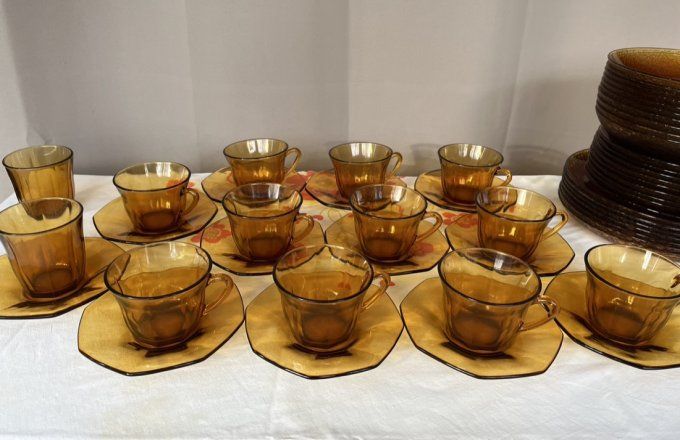 Ensemble de tasses à café et soucoupes en verre ambré Vereco, Vintage, modèle rare !