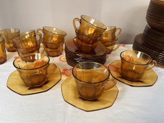 Ensemble de tasses à café et soucoupes en verre ambré Vereco, Vintage, modèle rare !