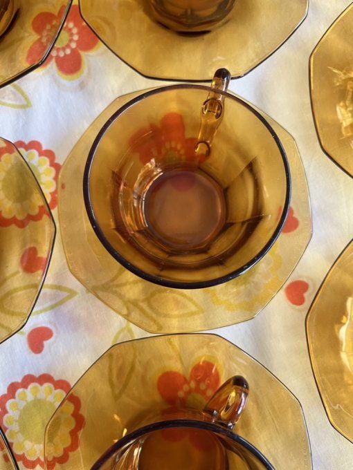 Ensemble de tasses à café et soucoupes en verre ambré Vereco, Vintage, modèle rare !