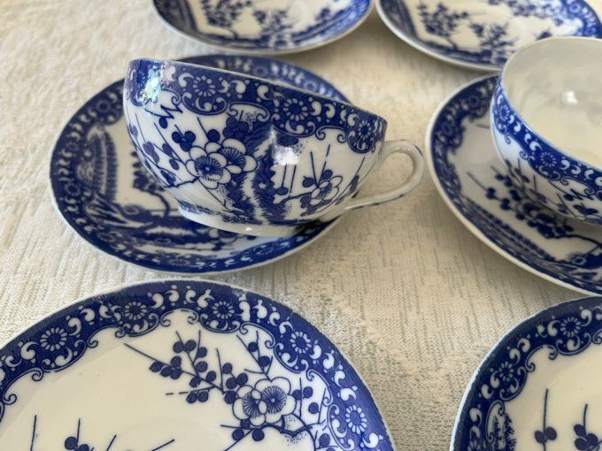 Ensemble de tasses et sous-tasses vintage en porcelaine fine Japonaise, décor de fleurs de cerisiers