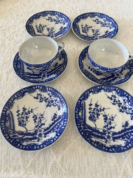 Ensemble de tasses et sous-tasses vintage en porcelaine fine Japonaise, décor de fleurs de cerisiers