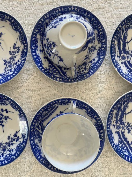Ensemble de tasses et sous-tasses vintage en porcelaine fine Japonaise, décor de fleurs de cerisiers