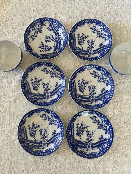Ensemble de tasses et sous-tasses vintage en porcelaine fine Japonaise, décor de fleurs de cerisiers