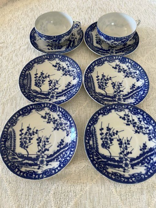 Ensemble de tasses et sous-tasses vintage en porcelaine fine Japonaise, décor de fleurs de cerisiers