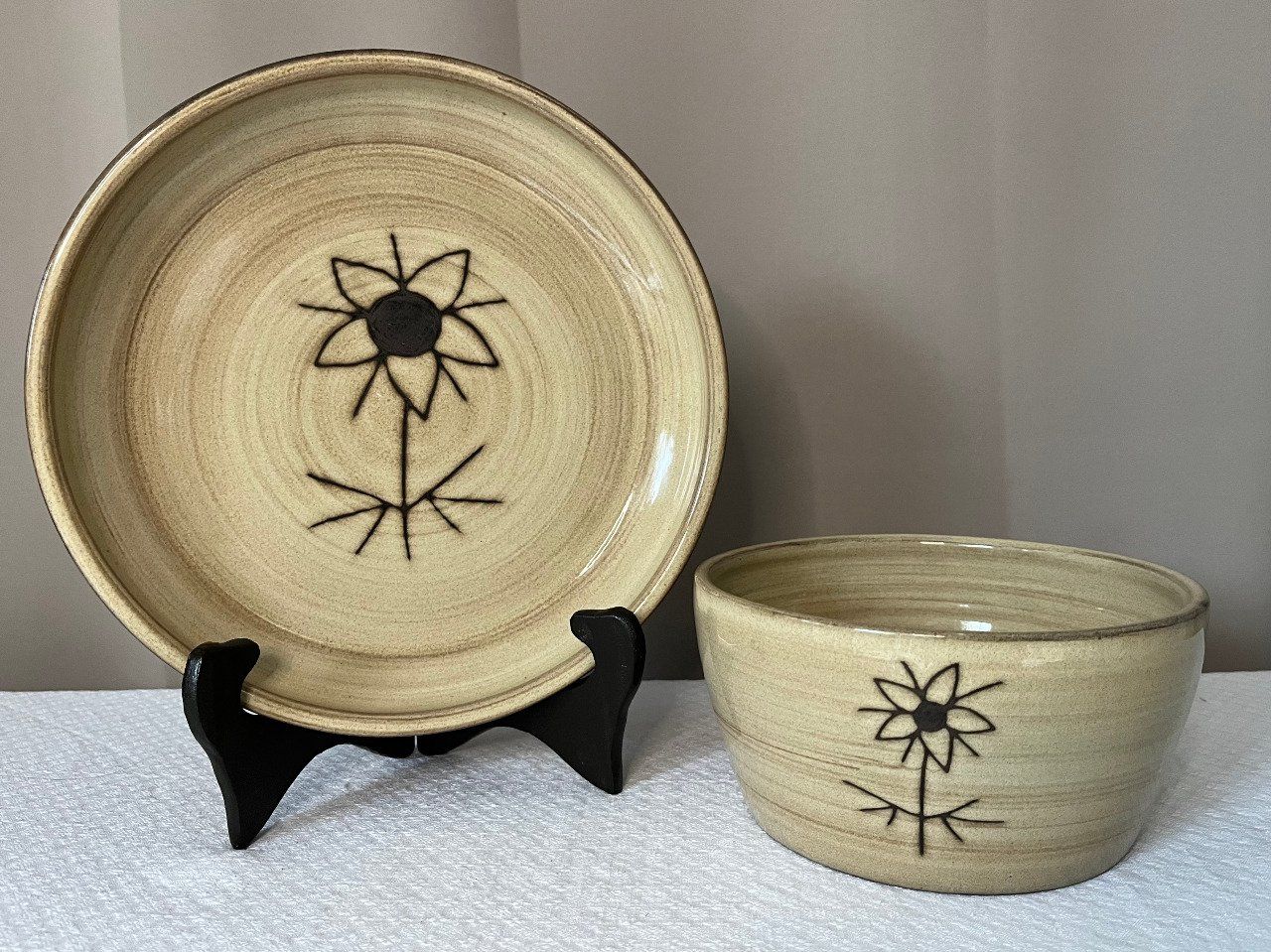 Ensemble vintage, Saladier et plat signés par le céramiste E. Masson, décor floral stylisé