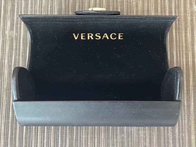 Étui à lunettes rigide noir Versace avec lingettes d'origine vintage.