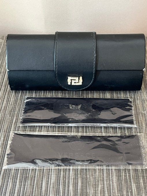 Étui à lunettes rigide noir Versace avec lingettes d'origine vintage.