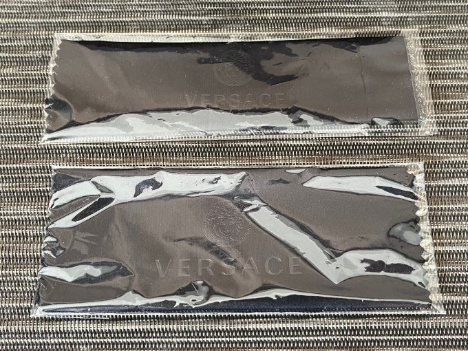 Étui à lunettes rigide noir Versace avec lingettes d'origine.