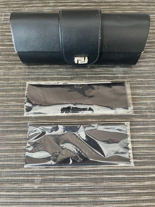 Étui à lunettes rigide noir Versace avec lingettes d'origine.