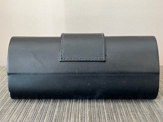 Étui à lunettes rigide noir Versace avec lingettes d'origine vintage.