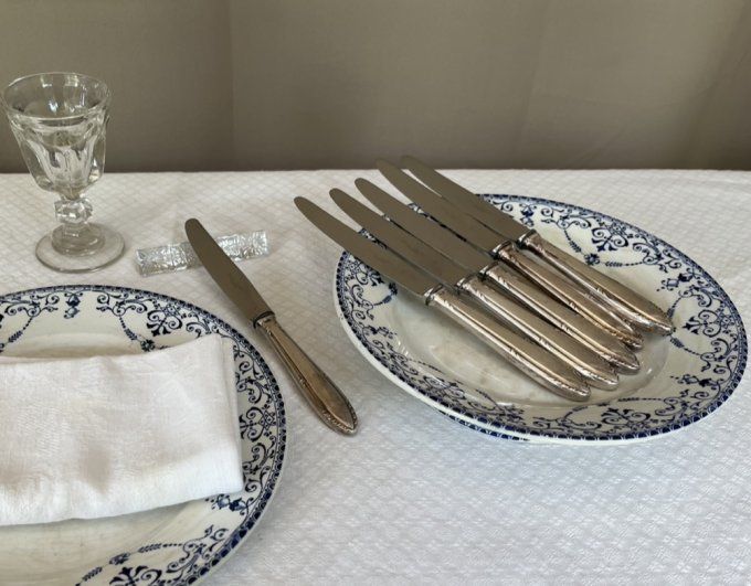 6 Couteaux de table en métal argenté, poinçons Félix frères 