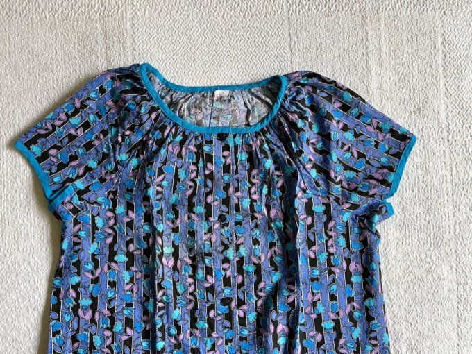 Tablier vintage neuf, Blouse à fleurs bleues