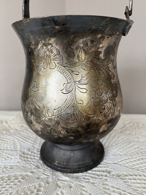 Ancien seau à glace ou à pot-pourri en métal argenté au décor de vigne.