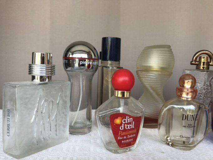 Lot de 12 flacons de parfum vides, Dior, Bourjois, Givenchy, Cerruti, Cardin ...