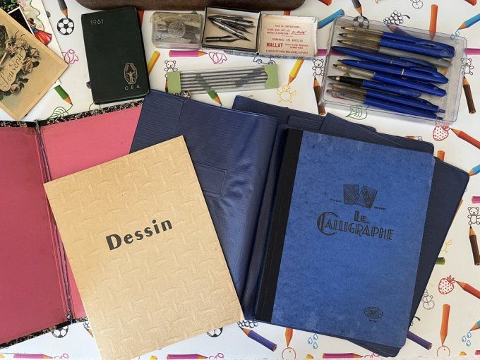 Lot d'accessoires d'école vintage avec ardoise, cahiers et fournitures