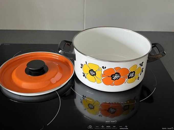 Faitout émaillée à fleurs oranges et jaunes, vintage