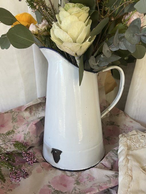 Grand broc ancien émaillé – Blanc et Bord Bleu – Décoration Campagne Chic