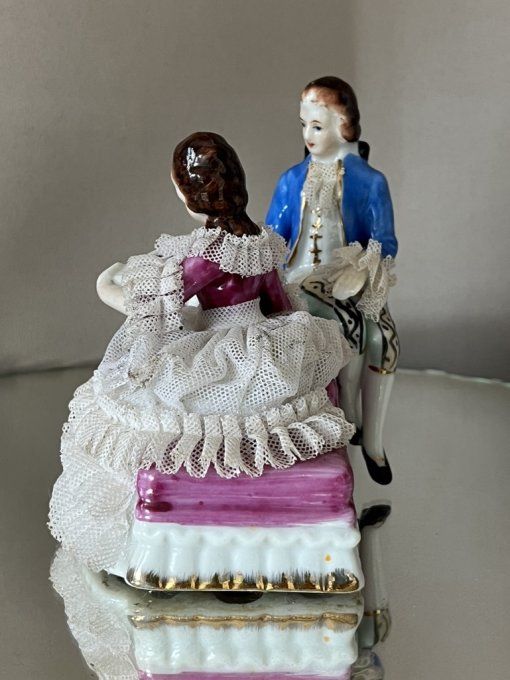 Céramique décorative, Figurines Vintage "Couple et leur Chien sur Banc"