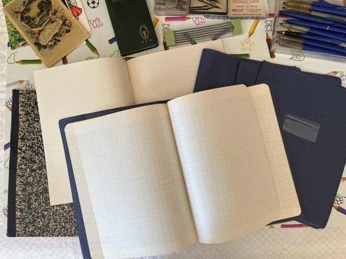 Lot d'accessoires d'école vintage avec ardoise, cahiers et fournitures