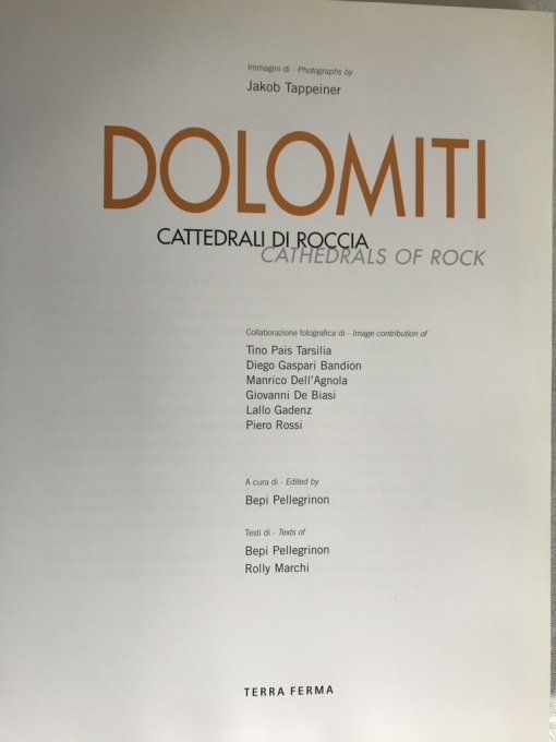 Livre en italien et en anglais, "Dolomiti, Cattedrali di roccia"  Massif de montagnes en Italie
