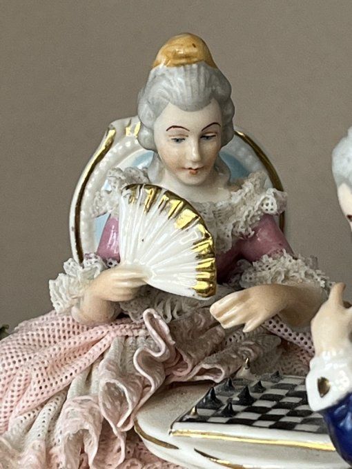 Figurines anciennes, personnages jouant aux échecs, Porcelaine Dresden Allemagne
