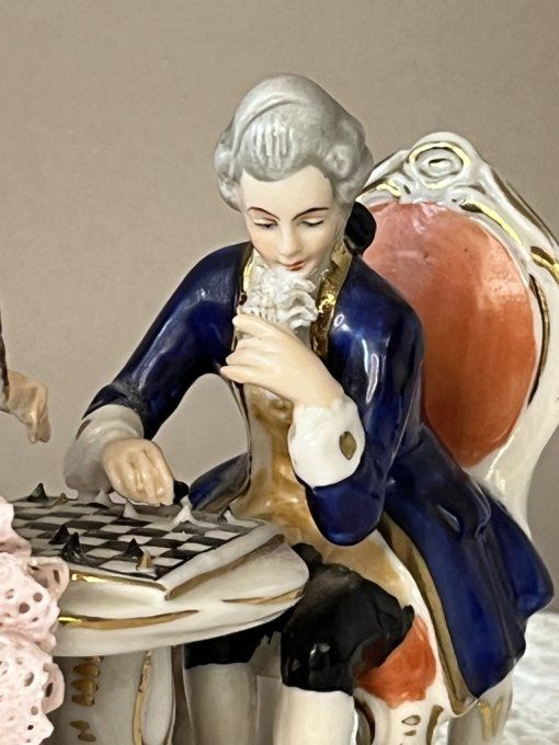 Figurines anciennes, personnages jouant aux échecs, Porcelaine Dresden Allemagne