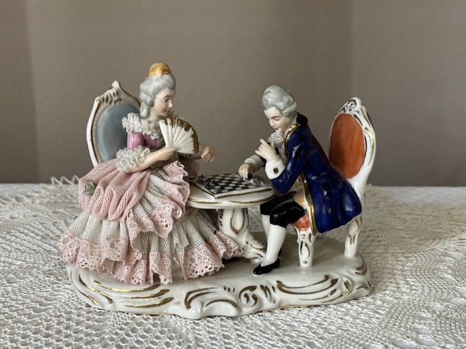 Figurines anciennes, personnages jouant aux échecs, Porcelaine Dresden Allemagne
