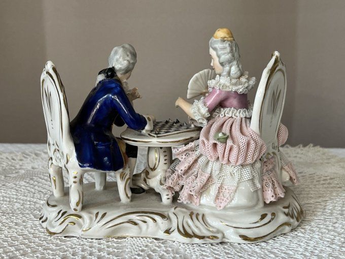 Figurines anciennes, personnages jouant aux échecs, Porcelaine Dresden Allemagne