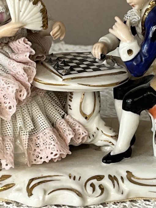 Figurines anciennes, personnages jouant aux échecs, Porcelaine Dresden Allemagne
