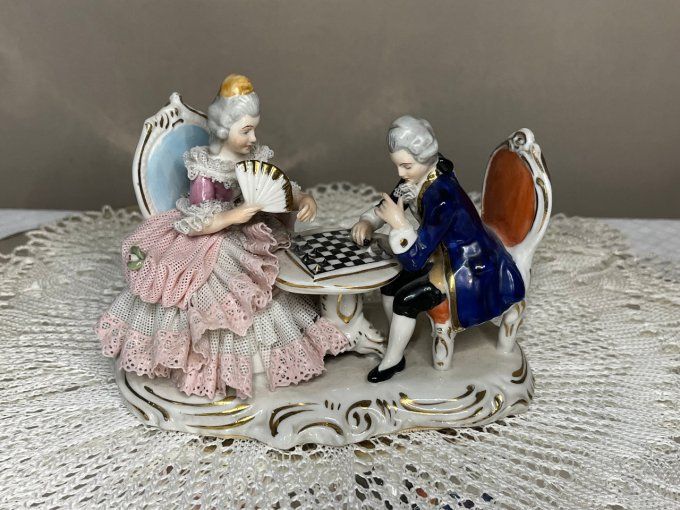 Figurines anciennes, personnages jouant aux échecs, Porcelaine Dresden Allemagne