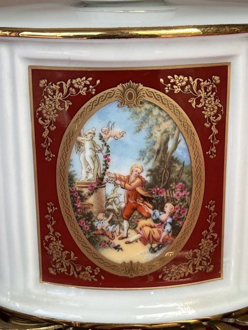 Flacon à Cognac en Porcelaine de Limoges - Décor Fragonard - Dorure à l'Or Fin.