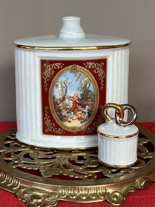 Flacon à Cognac en Porcelaine de Limoges - Décor Fragonard - Dorure à l'Or Fin.
