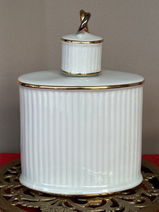 Flacon à Cognac en Porcelaine de Limoges - Décor Fragonard - Dorure à l'Or Fin.