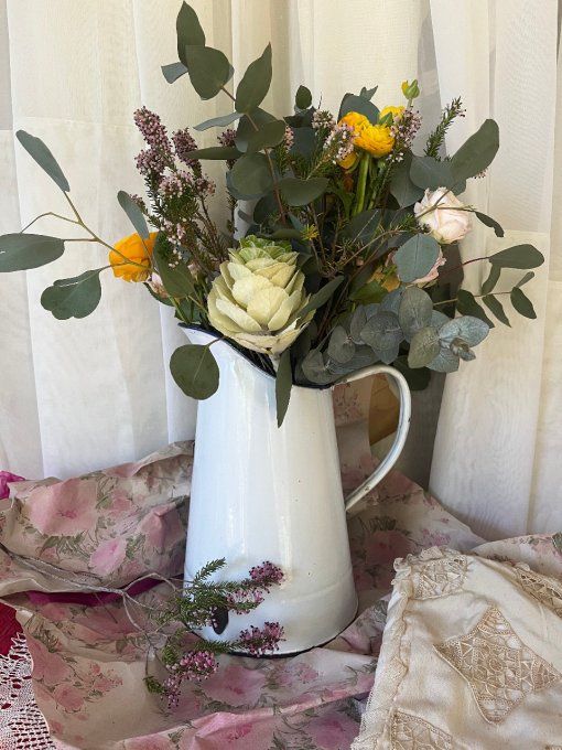 Grand broc ancien émaillé – Blanc et Bord Bleu – Décoration Campagne Chic