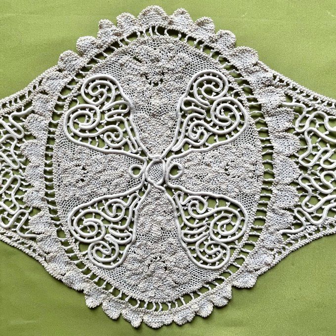 Grand Chemin de Table Ancien en Dentelle de Luxeuil / Renaissance - Style Art Nouveau - 140 cm