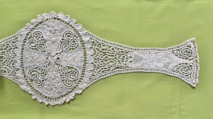 Grand Chemin de Table Ancien en Dentelle de Luxeuil / Renaissance - Style Art Nouveau - 140 cm