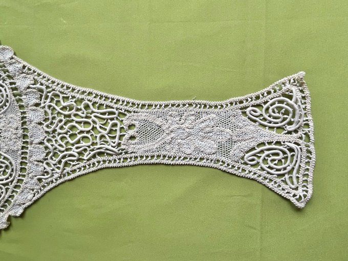 Grand Chemin de Table Ancien en Dentelle de Luxeuil / Renaissance - Style Art Nouveau - 140 cm