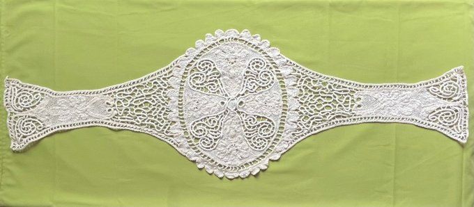 Grand Chemin de Table Ancien en Dentelle de Luxeuil / Renaissance - Style Art Nouveau - 140 cm