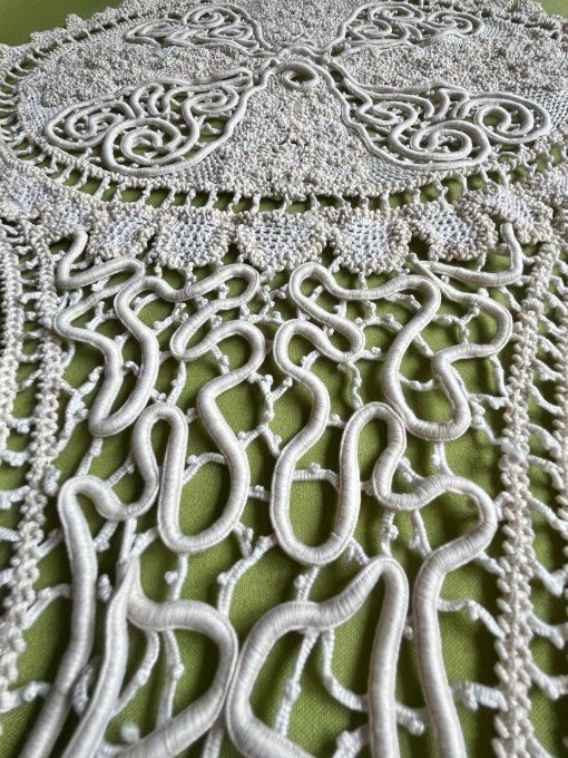 Grand Chemin de Table Ancien en Dentelle de Luxeuil / Renaissance - Style Art Nouveau - 140 cm