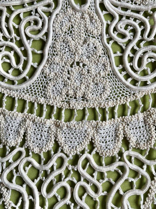 Grand Chemin de Table Ancien en Dentelle de Luxeuil / Renaissance - Style Art Nouveau - 140 cm