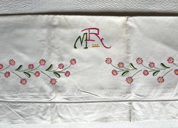 Grand drap ancien en coton, monogramme MR et broderie marguerites