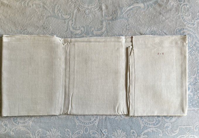 Grand drap ancien en lin, initiales F T couture centrale