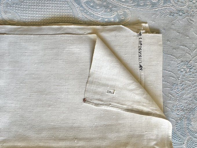 Grand drap ancien en lin monogrammé F T couture centrale