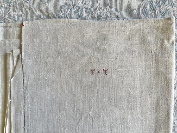 Grand drap ancien en lin monogrammé F T couture centrale