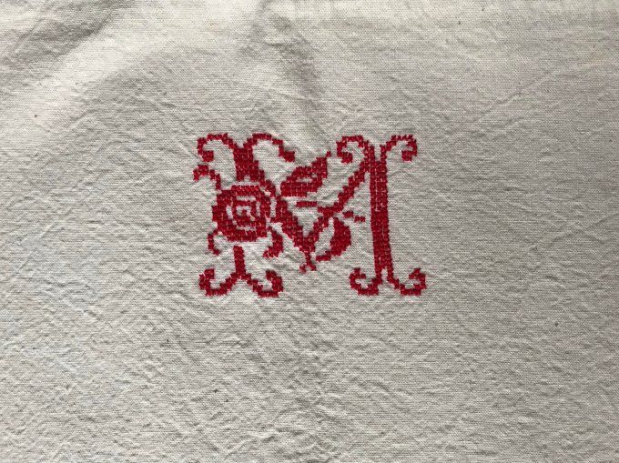 Grand Drap en métis ajouré, initiale brodé M