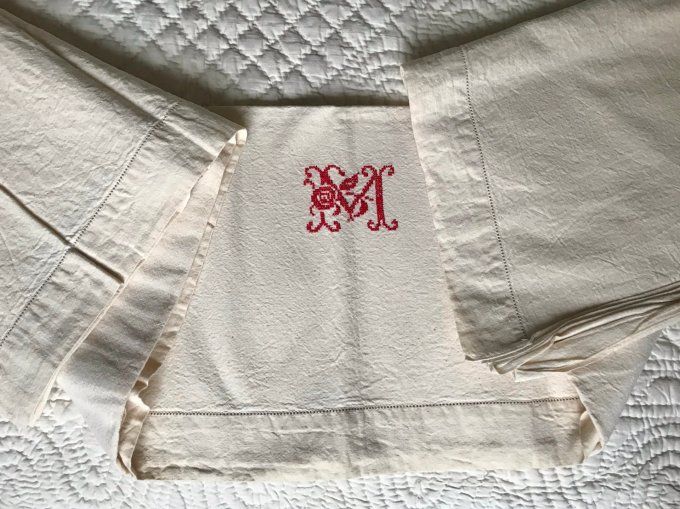 Grand Drap en métis ajouré, initiale brodé M